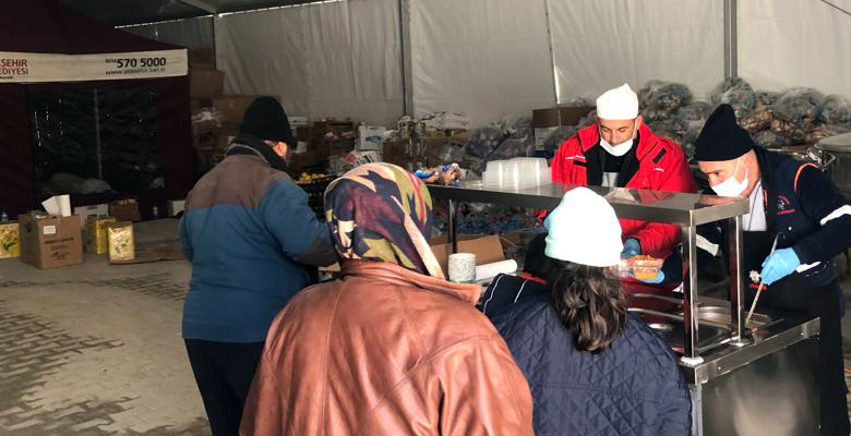 Deprem bölgesinde yaraların sarılması için bütün imkânlarını seferber eden Ataşehir