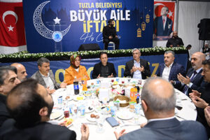 Tuzla Belediyesi personeli ile iftar programında bir araya gelen Tuzla