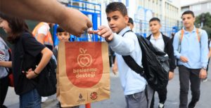 İBB, ‘Okul Beslenme Desteği Projesi’ kapsamında öğrencilere beslenme desteği sağlıyor.