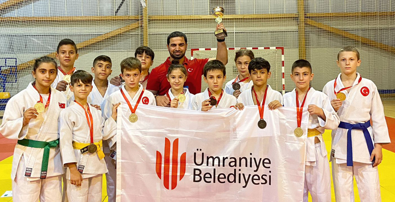 Ümraniye Belediyesi Gençlik ve Spor Kulübü sporcuları, kendi branşlarında girdikleri