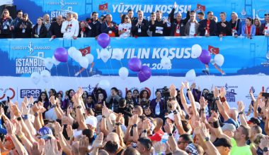 İSTANBUL’DA YÜZ YILIN MARATONU BAYRAĞIMIZ VE ATATÜRK İÇİN..
