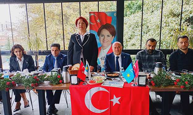 Genel Başkanı Meral Akşener’e benzerliği ile dikkatleri üzerine çeken İYİ