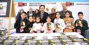 100 ilkokul öğrencisinin eserleri Cumhuriyetin 100’üncü yılında bir kitapta buluştu.