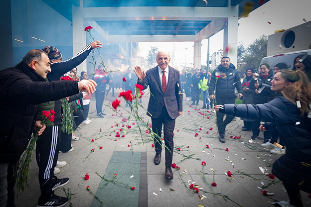 Başkan Yıldırım’a belediye girişinde coşkulu karşılama!.