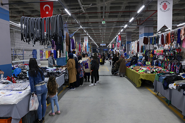 Ümraniye’de geçtiğimiz haftalarda hizmete açılan kapalı pazar alanı alışveriş yapan