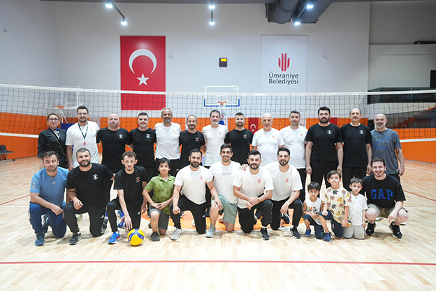 Ümraniye Belediye Başkanı İsmet Yıldırım, Spor İşleri Müdürlüğü personeliyle çekişmeli