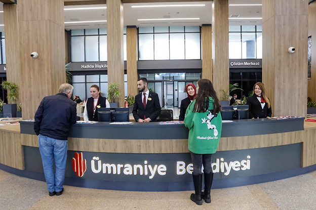 Ümraniye Belediyesi binasının girişinde hizmet veren Halkla İlişkiler Müdürlüğü, vatandaşları