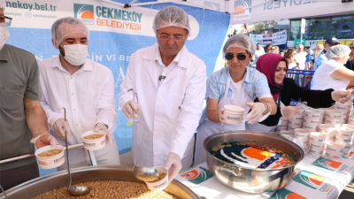 Muharrem ayının manevi atmosferiyle birlikte Çekmeköy’de aşure kazanları kaynamaya başladı.