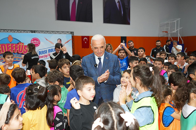 Ümraniye Belediyesi, ara tatil döneminde çocuklara keyifli bir mola yaşattı.