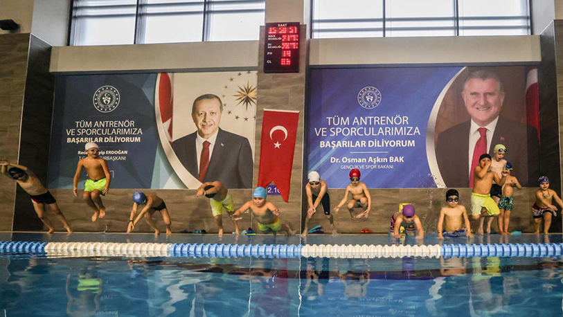 Ümraniye Belediyesi, ilçede hizmet veren 5 modern yüzme havuzuyla yüzme