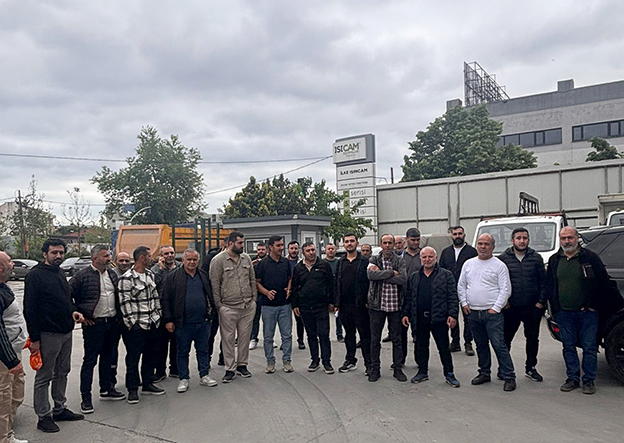 Ümraniye’de faaliyet gösteren İlke Isıncam sistemleri cam fabrikası işçileri bayram