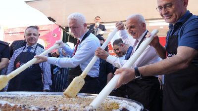 Ümraniye Belediyesi, Muharrem ayı dolayısıyla düzenlediği geleneksel aşure ikramına bu