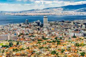 Türkiye’nin batısında bulunan İzmir, Ege denizi kıyısında yer almaktadır. Türkiye